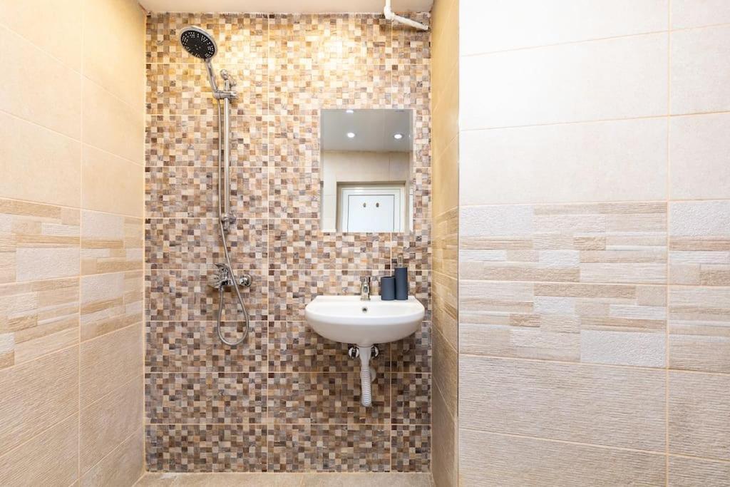 Modern 1br With Private Garden Center *