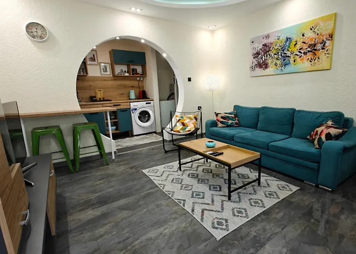 Modern 1Br Apartment With Private Garden Top Center