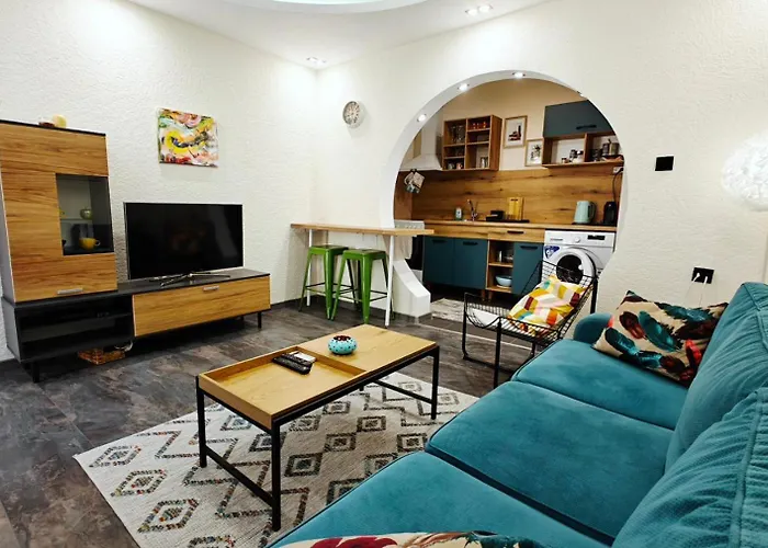 Modern 1Br Apartment With Private Garden Top Center