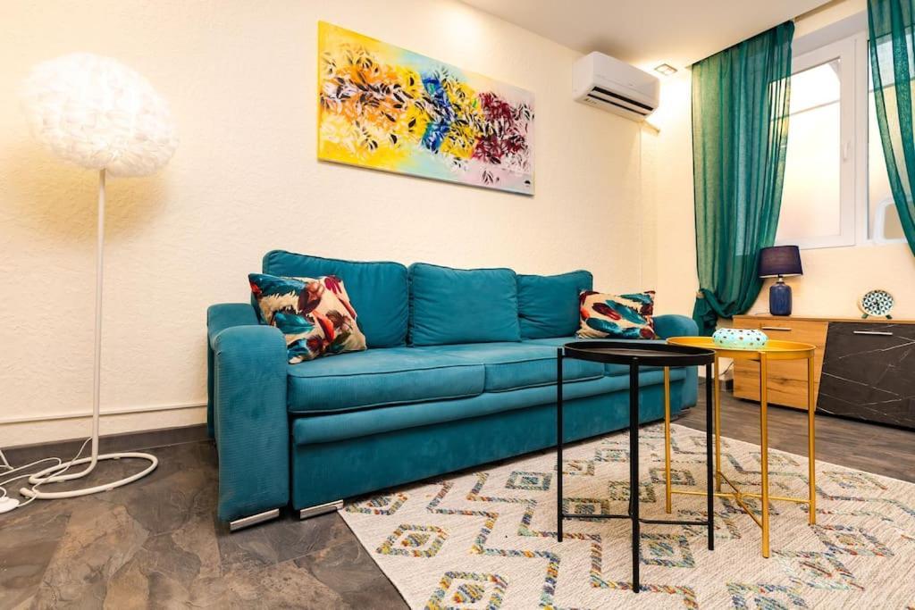 Modern 1br With Private Garden Center Апартамент *