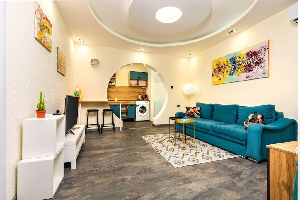 Modern 1br With Private Garden Center Апартамент *