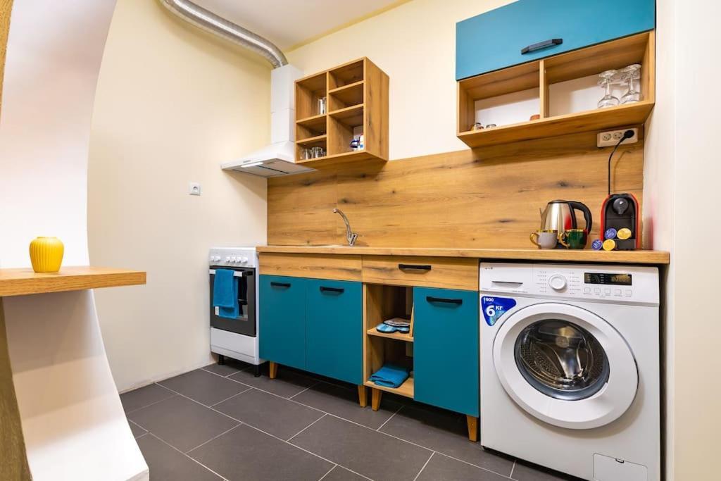 Modern 1br With Private Garden Center Апартамент
