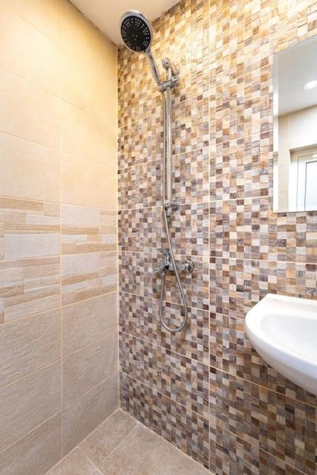 Modern 1br With Private Garden Center *